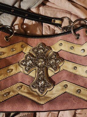 NWOT WESTERN PINK CREAM CHEVRON BLING PURSE RHINESTONE CROSS SHOULDER BAG